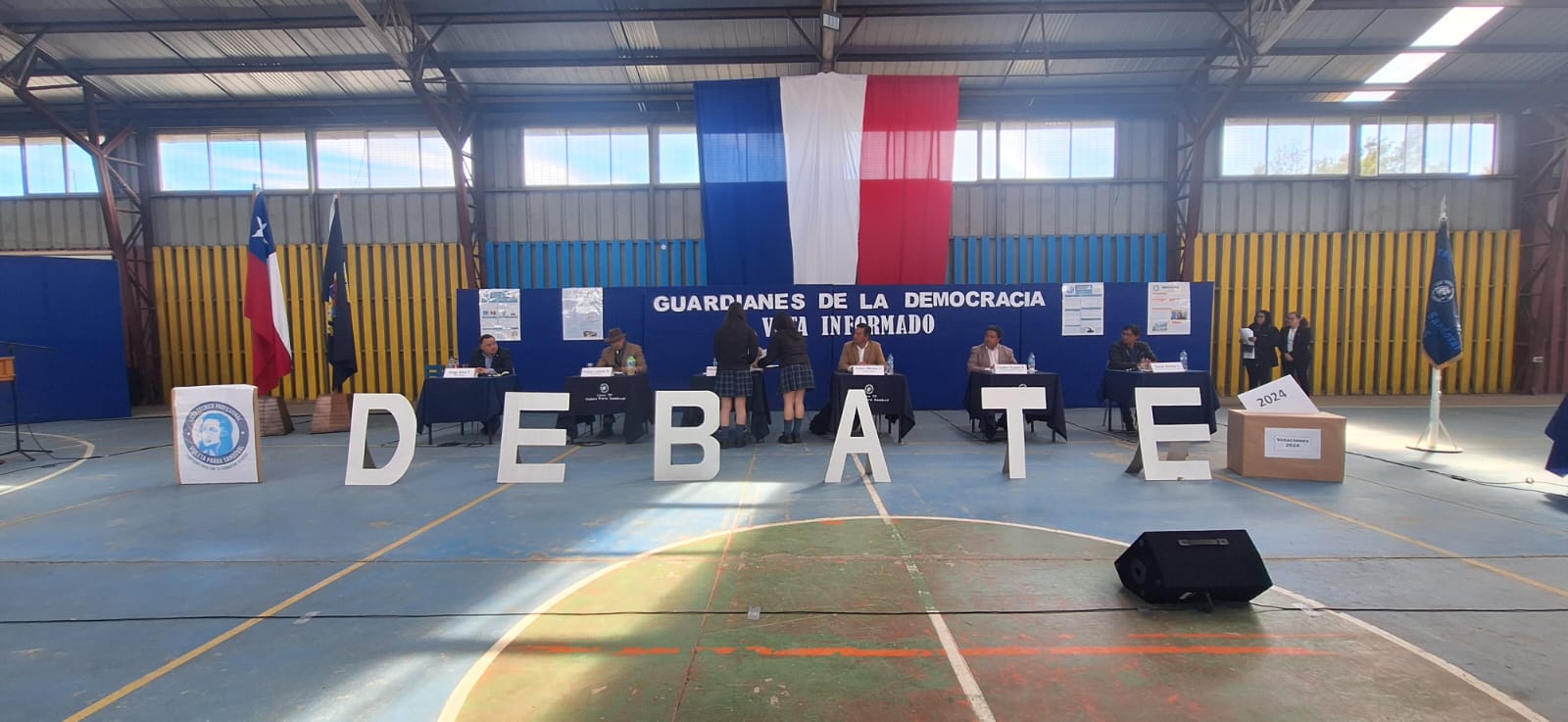 Estudiantes del Liceo Violeta Parra Sandoval de San Carlos realizaron exitoso Debate Municipal 2024 «Los Guardianes de la Democracia» 