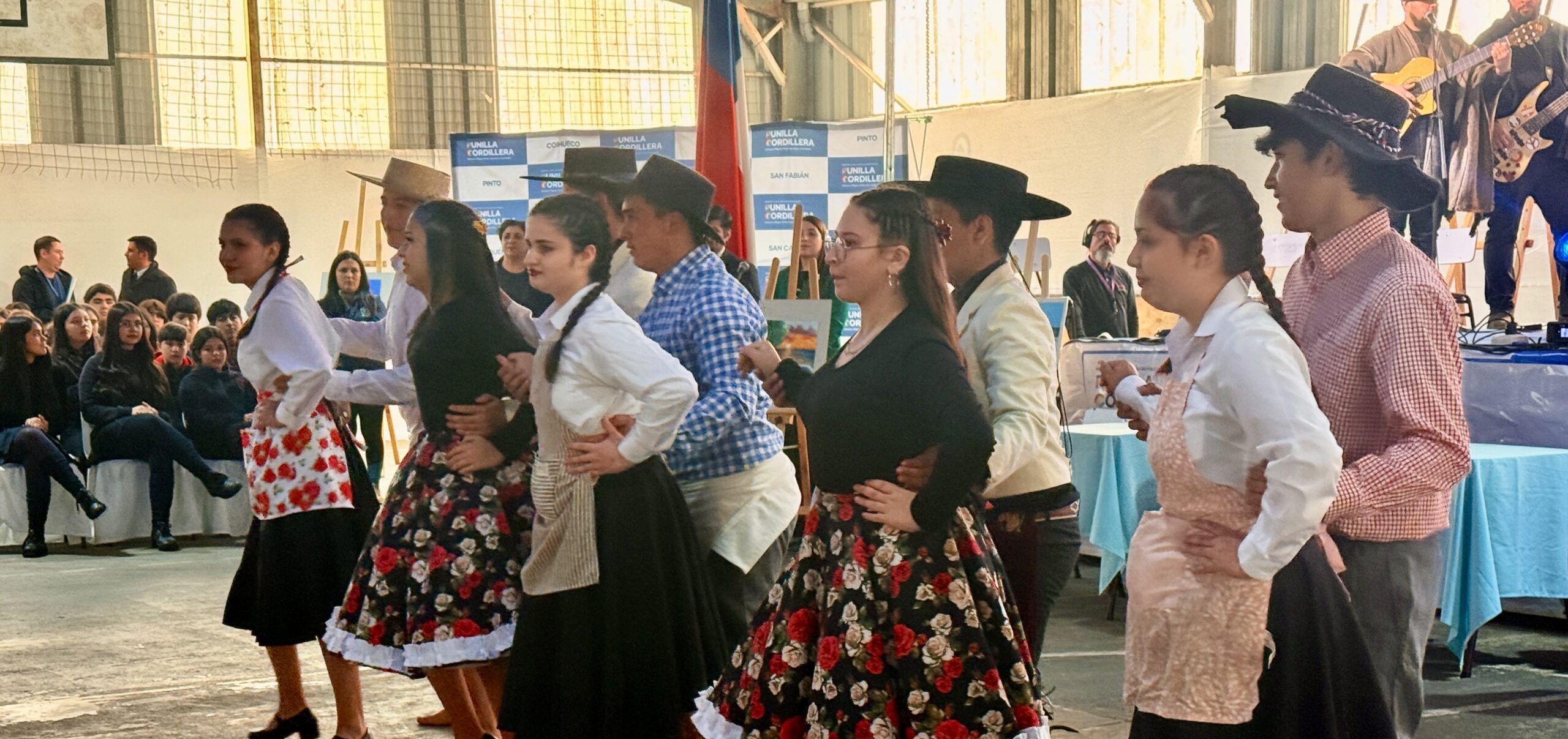 SLEP Punilla Cordillera celebró Día de la Educación Artística con canto y baile en Ñiquén
